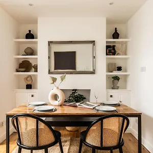 The Broadway - 2 Bedrooms With Parking, Bath